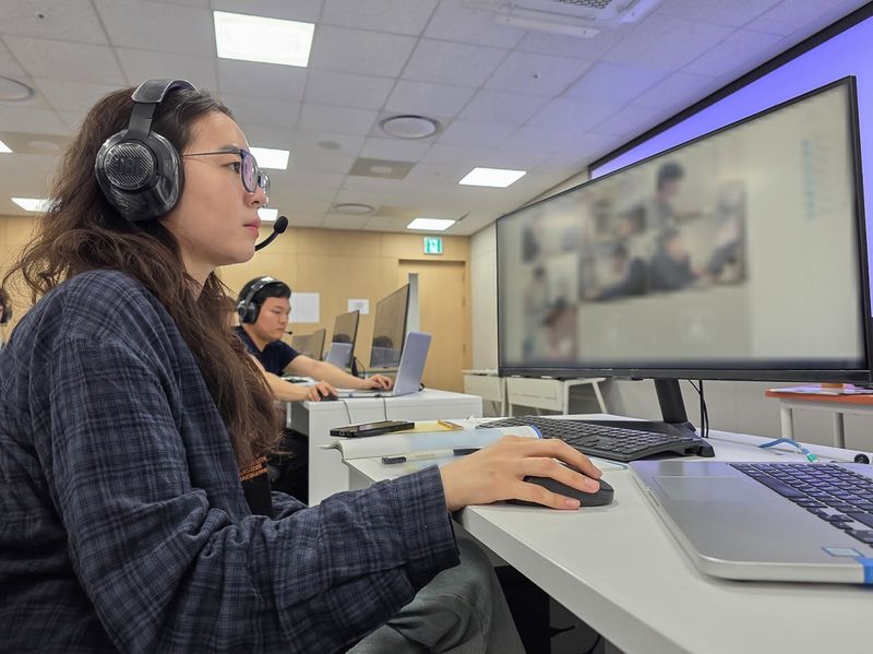 삼성전자 등 18개 삼성 관계사가 상반기 공채 절차에 따라 25~26일 삼성직무적성검사(GSAT) 를 실시했다. 이에 앞서 지난 16일 경기도 수원 삼성전자 인재개발원에서 삼성전자 감독관이 삼성직무적성검사 응시자를 대상으로 예비 소집을 진행하고 있다. 삼성 제공