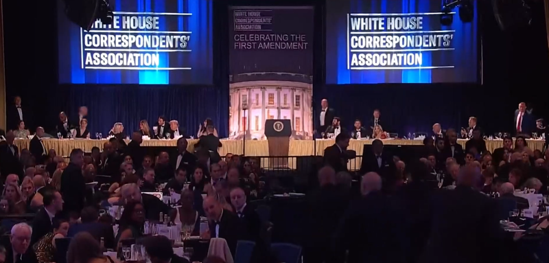 백악관 출입기자단 만찬 중 총격소리가 들린 후 사람들이 황급히 빠져나가고, 경호원이 트럼프 앞을 막아서기 위해 뛰어가고 있다. WFAA 캡처