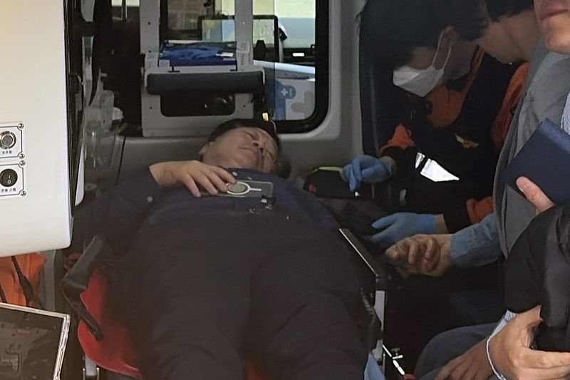 6·3 지방선거 더불어민주당 전북지사 경선 낙마로 단식에 돌입한 안호영 더불어민주당 의원이 22일 서울 여의도 국회 본관 앞 단식농성장에서 응급차에 실려 이송되고 있다. 2026.4.22 ⓒ 뉴스1 이승배 기자