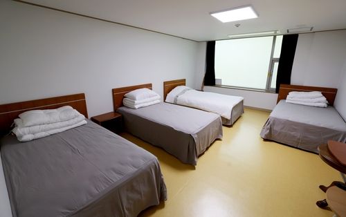 과천고시센터 내 출제위원 합숙소. 출제위원들이 머물 객실이 부족해 1인실은 2~3인실로 바뀌고 있다.