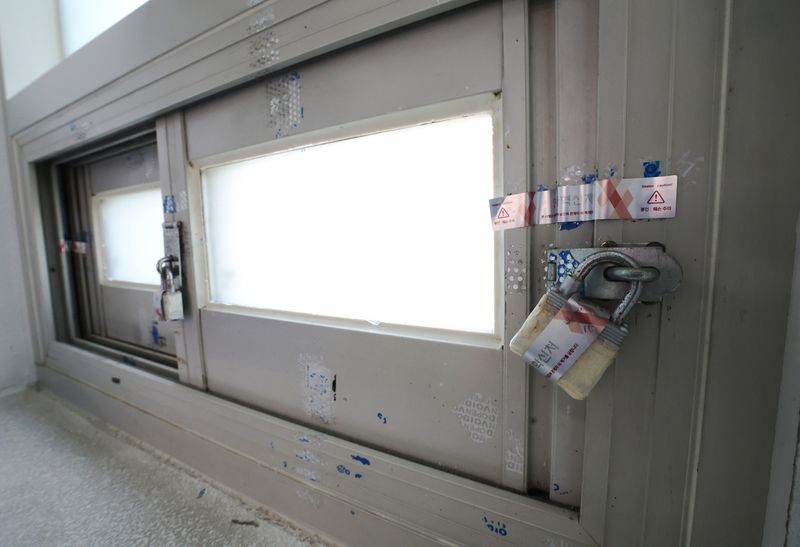 과천 국가고시센터 창문 보안시설 모습. 인사혁신처