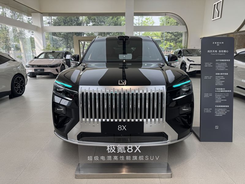 중국 지리홀딩그룹의 럭셔리 전기차 브랜드 지커(ZEEKR)의 고성능 스포츠유틸리티차량(SUV) '8X'가 지난 25일(현지시간) 베이징 현지 매장에 전시돼 있다. /사진=김동찬 기자.