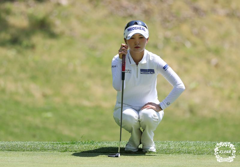 이예원이 26일 충북 충주 킹스데일GC에서 열린 '덕신 EPC 챔피언십' 파이널 라운드 4번홀에서 그린을 읽고 있다. KLPGA 제공
