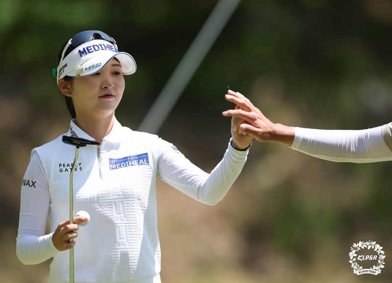 이예원이 26일 충북 충주 킹스데일GC에서 열린 '덕신 EPC 챔피언십' 파이널 라운드 4번홀에서 버디를 기록한 뒤 캐디와 하이파이브를 하고 있다. KLPGA 제공