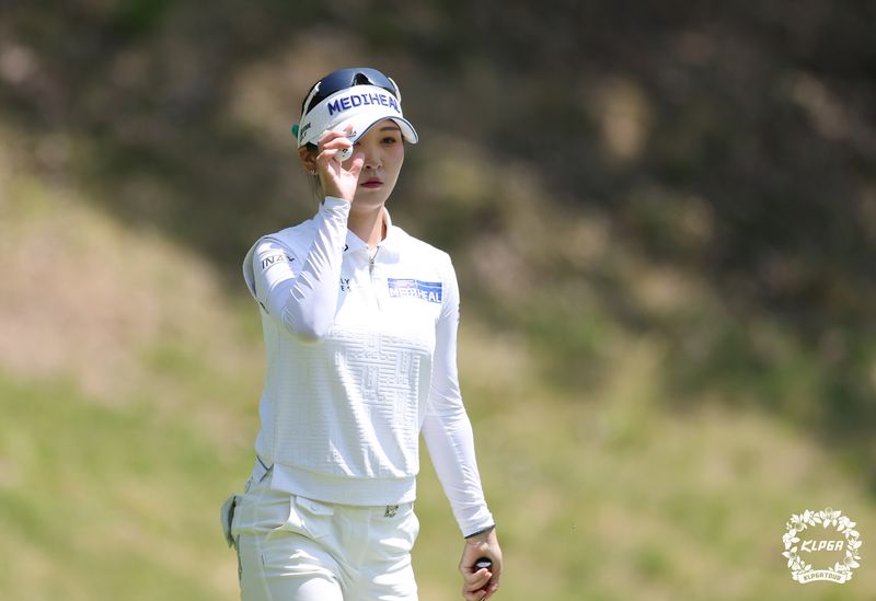 이예원이 26일 충북 충주 킹스데일GC에서 열린 '덕신 EPC 챔피언십' 파이널 라운드 4번홀에서 버디를 기록한 뒤 홀아웃을 하고 있다. KLPGA 제공