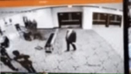 도널드 트럼프 미국 대통령이 25일(현지시간) 트루스소셜에 공개한 백악관 출입기자단 만찬 행사 인근 총격 장면. (출처=트루스소셜) /사진=뉴스1