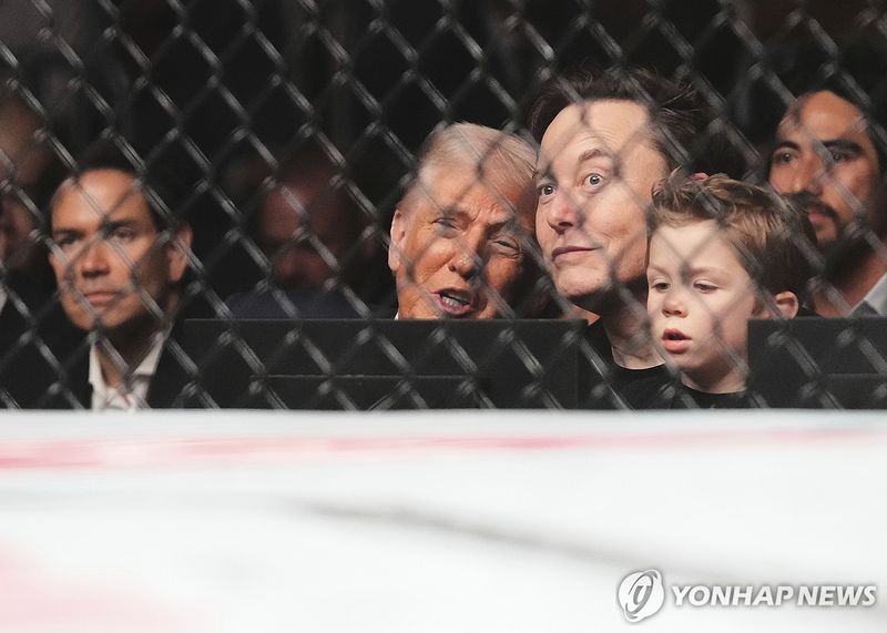 도널드 트럼프 대통령과 함께 UFC 경기장을 찾은 마코 루비오 국무장관(좌측 첫번째) (출처=연합뉴스)