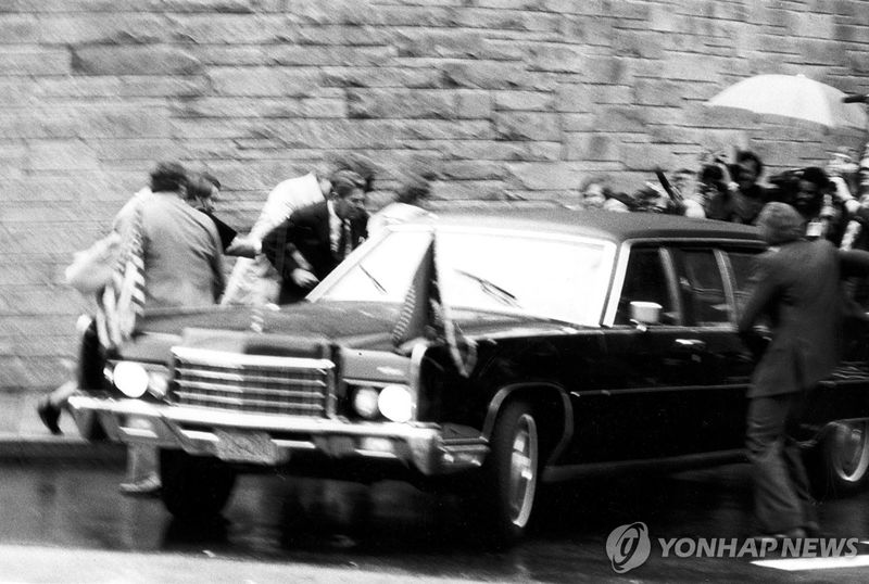1981년 3월 30일. 미국 워싱턴DC의 워싱턴 힐튼 호텔 앞에서 발생한 총격으로 당시 대통령이었던 로널드 레이건이 대피하고 있다.연합뉴스
