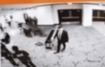 보안 검색대로 돌진하는 용의자 (출처=연합뉴스)