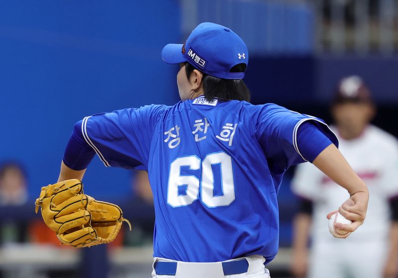 26일 서울 구로구 고척스카이돔에서 열린 2026 KBO 리그 삼성 라이온즈와 키움 히어로즈의 경기, 1회말 삼성 선발투수 장찬희가 공을 던지고 있다.뉴시스