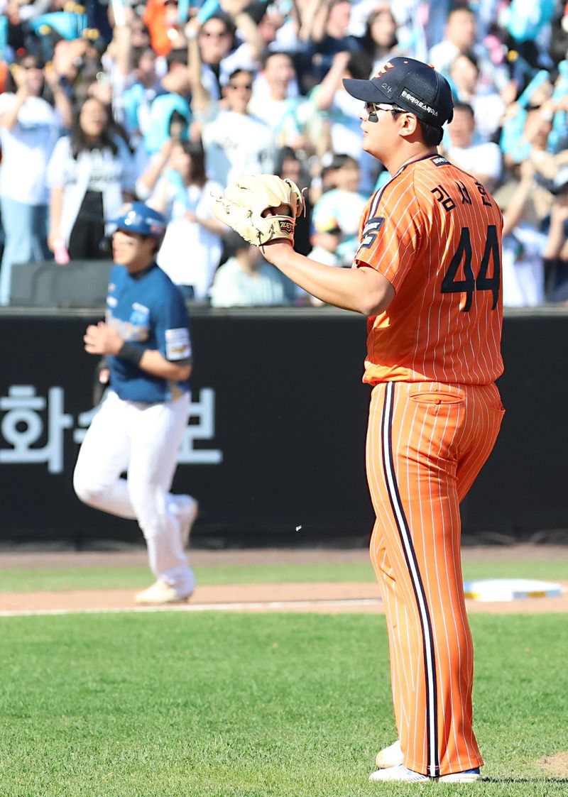 26일 대전 한화생명볼파크에서 열린 2026 신한 SOL KBO리그 NC 다이노스와 한화 이글스의 경기에서 한화 김서현이 7회초 NC 안중열에게 역전 2점 홈런을 맞고 있다.뉴스1