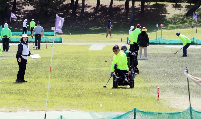 제2회 제주특별자치도 장애인체육대회 파크골프 종목에 참가한 선수들이 경기를 펼치고 있다. 이번 대회는 오는 9월 제주에서 처음 열리는 전국장애인체육대회를 앞둔 현장 점검의 의미도 담았다. /사진=제주특별자치도 제공