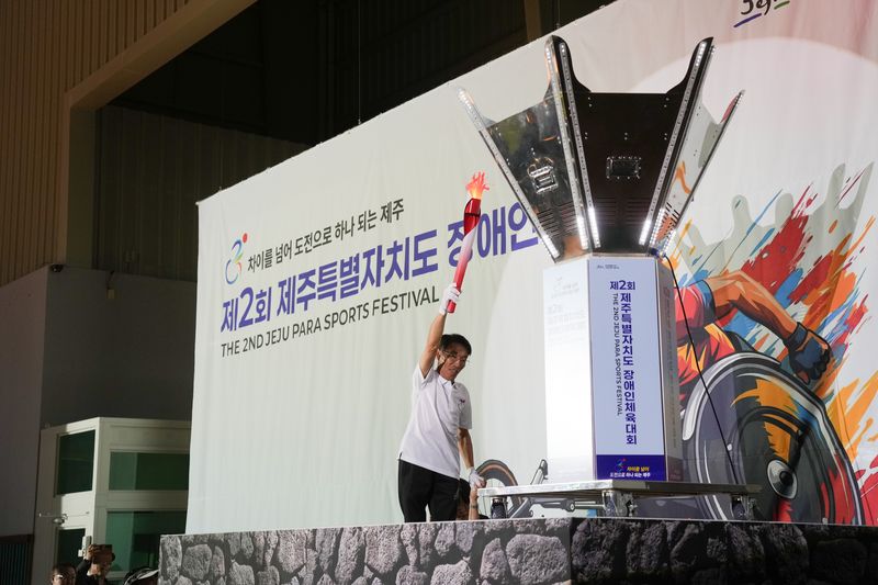 제2회 제주특별자치도 장애인체육대회 개회식에서 성화 최종 주자인 볼링 김지환 선수가 성화대에 불을 밝히고 있다. 이번 대회는 '차이를 넘어, 도전으로 하나 되는 제주'를 슬로건으로 3일간 열렸다. /사진=제주특별자치도 제공