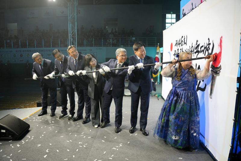 제2회 제주특별자치도 장애인체육대회 개회식에서 내빈들이 대형 붓을 활용한 캘리그래피 퍼포먼스에 참여하고 있다. 제주도는 이번 대회를 통해 장애인체육의 화합과 도전의 의미를 강조했다. /사진=제주특별자치도 제공