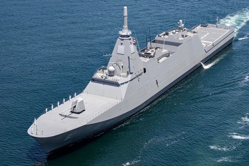 모가미급의 항속거리는 약 6000~9000해리로, 한국 함정(약 4500해리)의 두 배에 달한다. 대당 가격은 8000억~9000억 원으로 충남급(약 4000억 원)보다 약 2배 이상 높은 가격이지만 일본은 호주의 광활한 배타적 경제수역(EEZ)을 24시간 감시해야 하는 장기간 단독 초계 작전이 가능한 '원양 방어 능력'에 초점을 맞췄다. 일본 해상자위대 제공