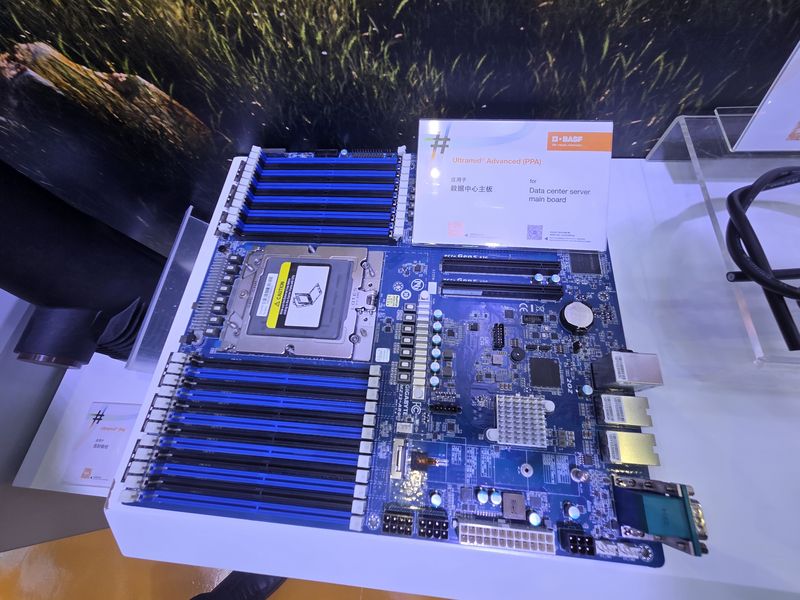 '차이나플라스 2026' 바스프 부스에 전시된 데이터 센터 서버 메인 보드.
