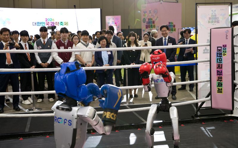 로봇 복싱대결 관람하고, AI와 바둑 한판 [르포]