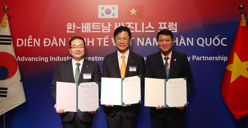 이호성 하나은행장(왼쪽)과 레 응옥 럼 BIDV 은행장(오른쪽), 김복환 한국해외인프라도시개발지원공사(KIND) 사장이 지난 23일 베트남 하노이에서 열린 '한국-베트남 비즈니스 포럼'에서 업무협약을 체결한 뒤 기념촬영을 하고 있다. 하나은행 제공