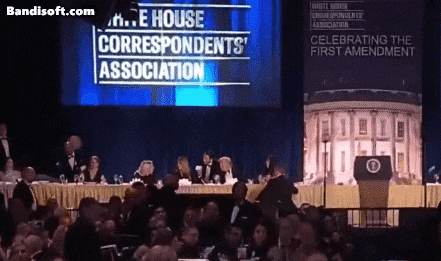 미국 워싱턴에서 열린 백악관 출입기자단 만찬 도중 비밀경호국(Secret Service) 요원들이 총격 발생에 대응하고 있다. AP연합뉴스