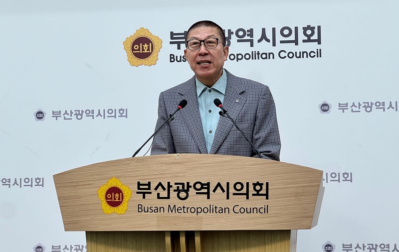 [부산=뉴시스] 원동화 기자 = 박형준 부산시장이 8일 부산시의회 브리핑룸에서 기자회견을 열고 보수 대통합 메시지를 발표했다. 2026.04.08. dhwon@newsis.com