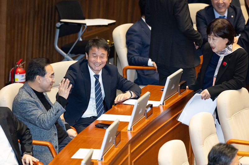 더불어민주당 한병도 의원(가운데)과 서영교 의원(오른쪽). 2026.3.21 ⓒ 뉴스1 유승관 기자