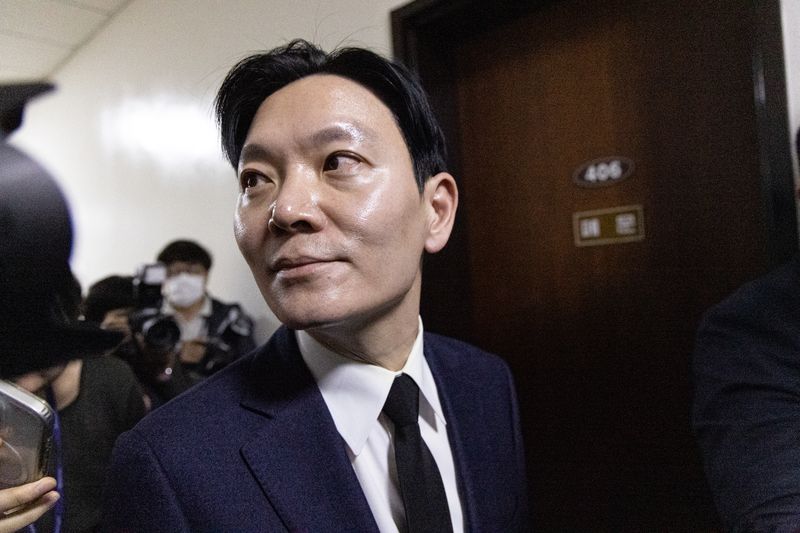 14일 서울 여의도 국회에서 열린 제434회국회(임시회) 윤석열 정권 정치검찰 조작기소 의혹 사건 진상규명 국정조사특별위원회 쌍방울 대북송금 조작기소 의혹 사건 청문회에서 증인으로 출석한 박상용 검사가 증인 선서 거부 및 소명서 미제출로 퇴장 당해 대기실로 향하고 있다. 2026.4.14 ⓒ 뉴스1 이승배 기자