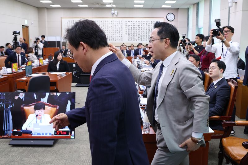 진성준 더불어민주당 간사와 김형동 국민의힘 간사가 16일 서울 여의도 국회 윤석열정권정치검찰조작기소의혹사건진상규명국정조사특별위원회에서 열린 대장동·김용 전 민주연구원 부원장·위례신도시 조작기소 의혹 사건 청문회에서 대화하고 있다. 2026.4.16 ⓒ 뉴스1 신웅수 기자