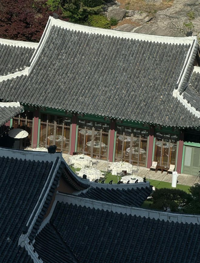 서울의 한 호텔에 투숙 중인 중국인 관광객이 지난 24일 옥택연의 결혼식이라며 촬영한 사진을 SNS에 올렸다./사진=샤오홍쉬 캡처