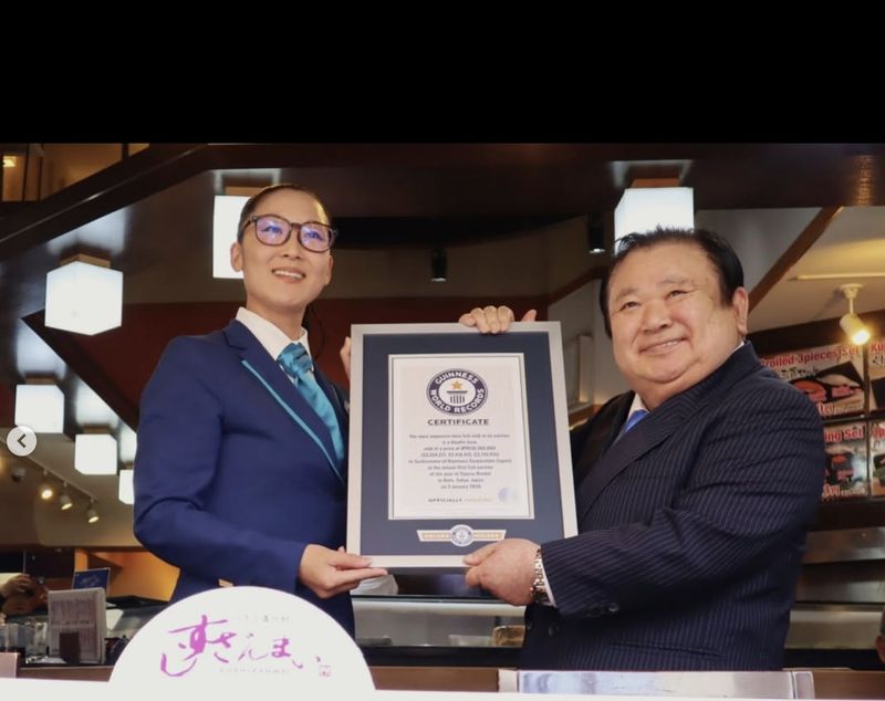 지난 20일 일본 스시 체인 ‘스시 잔마이’를 운영하는 기요무라의 기무라 기요시 사장이 도쿄 츠키지의 스시 잔마이 본점에서 기네스 세계기록 인증서를 전달받고 있다./사진=스시잔마이 인스타그램, 뉴시스