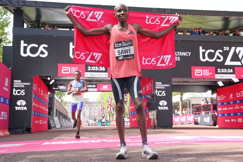 [런던=AP/뉴시스] 사바스티안 사웨(케냐)가 26일(현지 시간) 영국 런던에서 열린 2026 런던마라톤에서 1시간 59분 30초 세계신기록으로 결승선을 통과한 뒤 기뻐하고 있다. 2026.04.26.