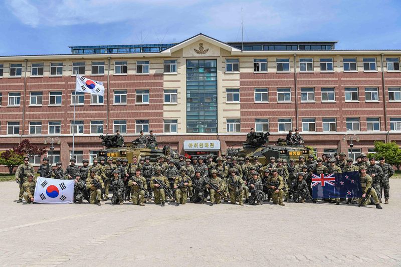 해군·해병대는 23~30일까지 경북 포항 일대에서 2026년 전반기 합동상륙훈련을 진행하고 있다. 지난 21일 한국 해병대와 뉴질랜드 육군 장병들이 주둔지에서 기념 촬영을 하고 있다.해군·해병대 제공