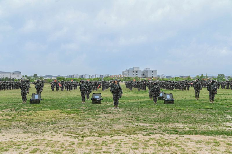 해군·해병대는 23~30일까지 경북 포항 일대에서 2026년 전반기 합동상륙훈련을 진행하고 있다. 지난 22일 상륙군이 사단 전투연병장에서 출전태세 점검 및 신고를 하고 있다. 해군·해병대 제공