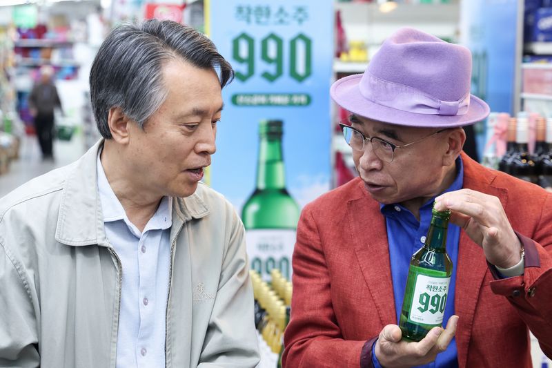 조웅래 선양소주 회장(오른쪽)이 이달 6일 오전 서울 송파구 농수산물도매시장 가락몰 다농마트에서 열린 선양소주 '착한소주 990' 전국 출시 행사에 참석해 제품 소개를 하는 모습. 2026.4.6 ⓒ 뉴스1 임지훈 인턴기자