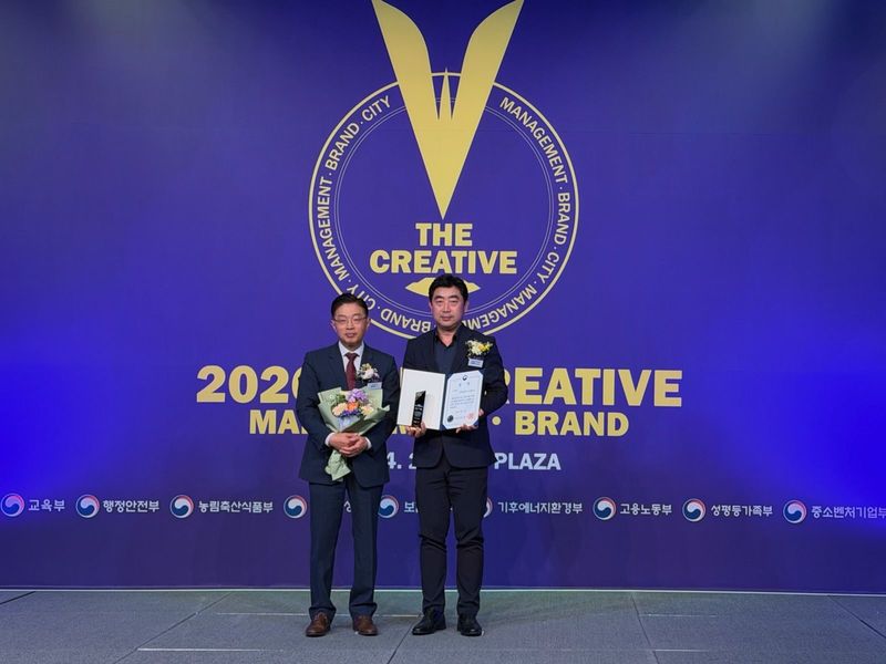 제주특별자치도개발공사가 ‘대한민국 창조경영 2026’ ESG경영 부문 대상을 수상한 뒤 기념 촬영을 하고 있다. 제주개발공사는 제주삼다수 품질 관리와 친환경 경영 성과를 인정받아 11년 연속 수상 기록을 이어갔다. /사진=제주특별자치도개발공사 제공