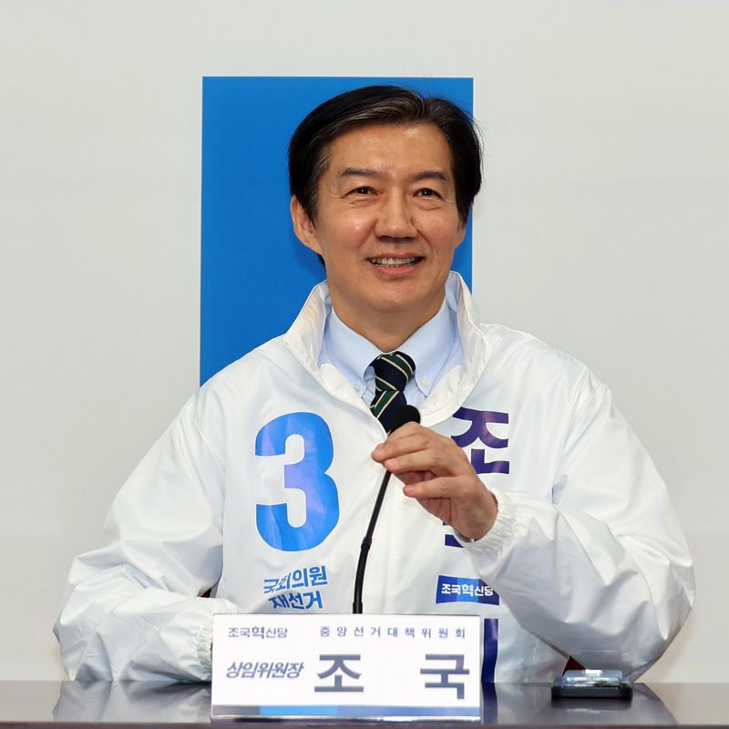 조국혁신당 중앙선거대책위원회 상임위원장이자 경기 평택 을 국회의원 재선거에 출마하는 조국 대표가 27일 국회에서 열린 1차 선대위 회의에 참석하며 밝은 표정을 하고 있다. 사진=서동일 기자