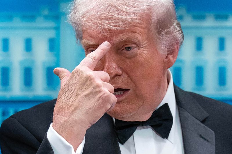 [워싱턴=AP/뉴시스] 도널드 트럼프 미국 대통령이 25일(현지 시간) 워싱턴 힐튼 호텔에서 열린 '백악관 출입기자단 연례 만찬'(WHCD) 행사장에서 총격 사건이 발생한 후, 백악관 브리핑룸에서 발언하고 있다. 트럼프 대통령은 "총격범이 나를 노렸던 것 같다"라며 "이란 전쟁과는 무관하다"라고 말했다. 2026.04.26.