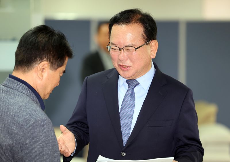 김부겸 더불어민주당 대구시장 예비후보가 27일 오전 대구시 달서구 선거사무소에서 세 번째 공약 발표 회견에서 참석자들과 인사하고 있다. 연합뉴스