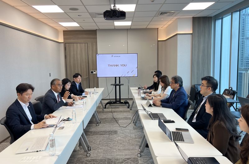 부산관광공사 이정실 사장(왼쪽 두 번째)과 직원들이 지난 23일 대만 FSC 항공사 ‘스타럭스 항공’ 본사를 찾아 세일즈콜 활동을 하고 있다. 부산관광공사 제공