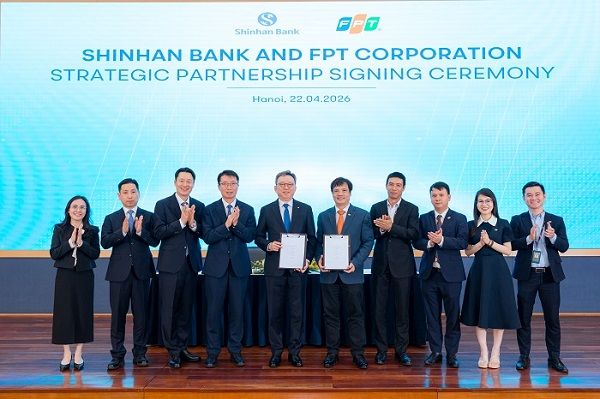 사진=FPT-신한은행 MOU 체결식 사진. 정상혁 신한은행장(가운데 왼쪽), 응우옌 반 코아 FPT그룹 CEO(가운데 오른쪽)