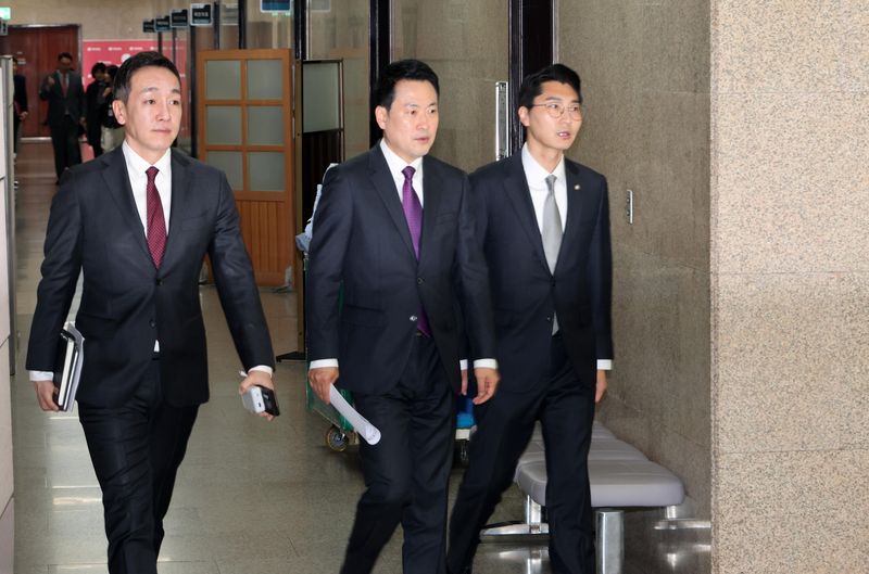 국민의힘 장동혁 대표가 27일 국회에서 열린 최고위원회의에 참석하고 있다. 왼쪽부터 국민의힘 김민수 최고위원, 장 대표, 박준태 당대표 비서실장. 사진=박범준 기자