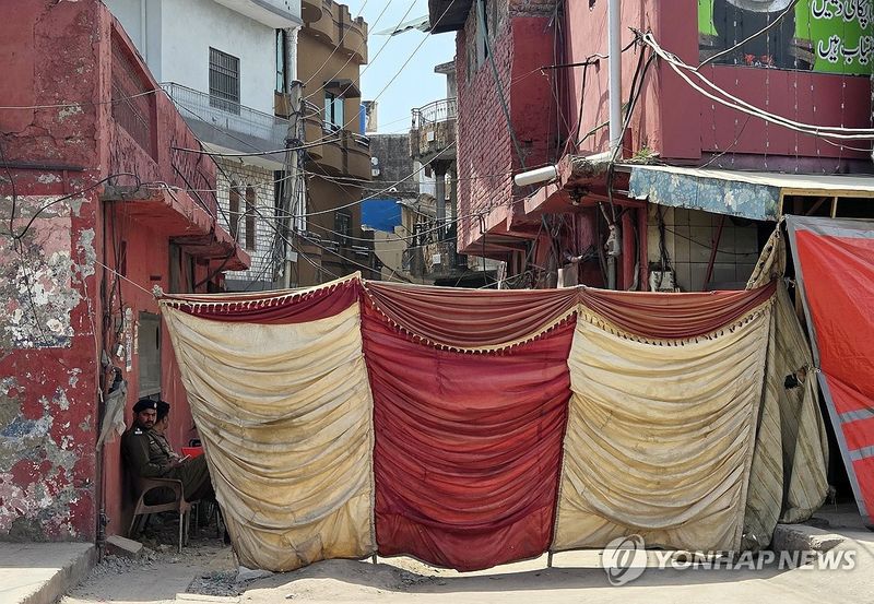 가림막 친 파키스탄 공군기지 인근 주택가 (출처=연합뉴스)