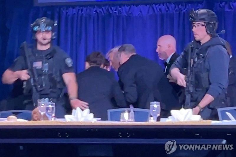 만찬장서 대피하는 트럼프 대통령 (출처=연합뉴스)