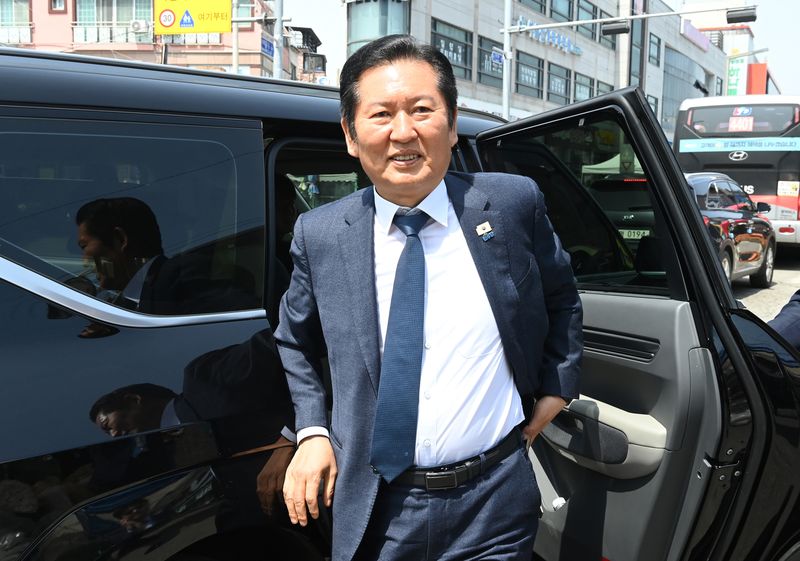 정청래 더불어민주당 대표가 27일 경기 안성시 중앙시장을 찾아 차량에서 내리고 있다. (공동취재) 2026.4.27/뉴스1 ⓒ 뉴스1 김영운 기자