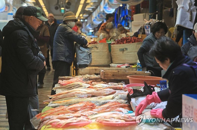 제주시 동문시장 내 수산물 점포 (출처=연합뉴스)