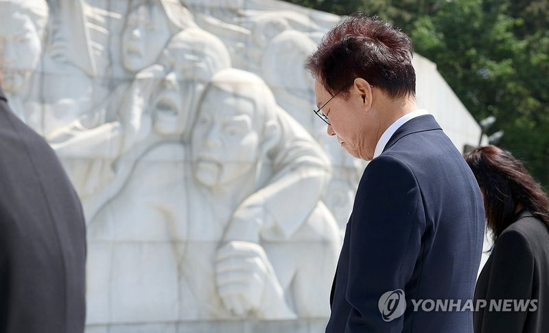 국힘 박완수 경남지사 후보, 국립3·15민주묘지 참배 (출처=연합뉴스)