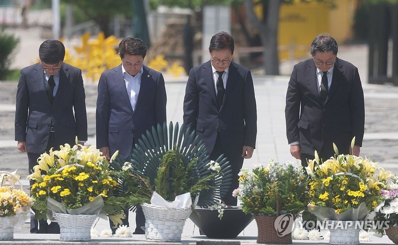 국힘 지선 후보, 노 전 대통령 묘역 참배 (출처=연합뉴스)