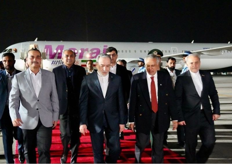 [서울=뉴시스] 압바스 아라그치 이란 외무장관(왼쪽 두 번째)이 26일 오만을 방문한 뒤 다시 파키스탄으로 돌아와 공항에서 파키스탄측 인사들과 걸어나오고 있다.(출처: 타스님 통신) 2026.04.26. *재판매 및 DB 금지