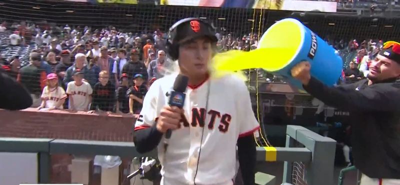 이정후(샌프란시스코 자이언츠)가 27일(한국시간) 마이애미 말린스전이 끝난 후 수훈 인터뷰를 할 때 동료 윌리 아다메스가 음료수를 들이 붓고 있다. (NBC 스포츠 캡처)