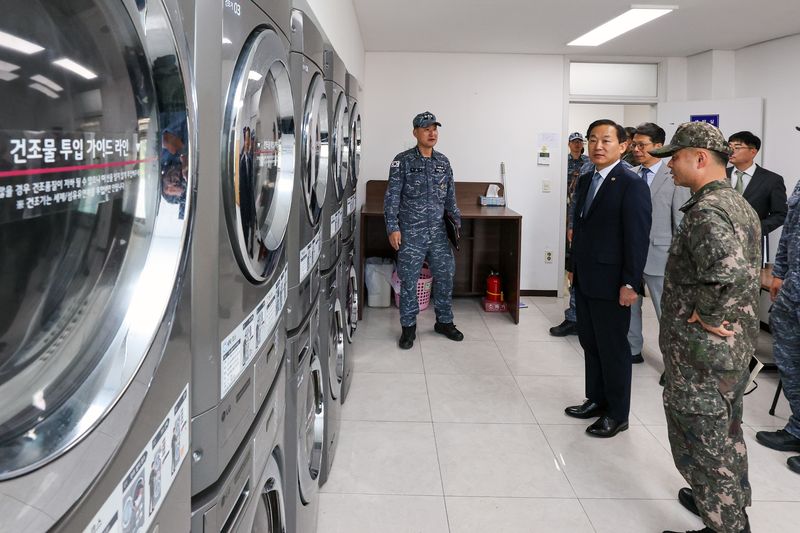 27일 오전 해군 제2함대사령부를 방문한 이두희 국방부차관이 육상생활관 생활환경과 병영여건을 점검하고 있다. 국방부 제공