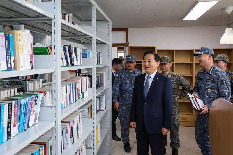 27일 오전 해군 제2함대사령부를 방문한 이두희 국방부차관이 육상생활관 생활환경과 병영여건을 점검하고 있다. 국방부 제공